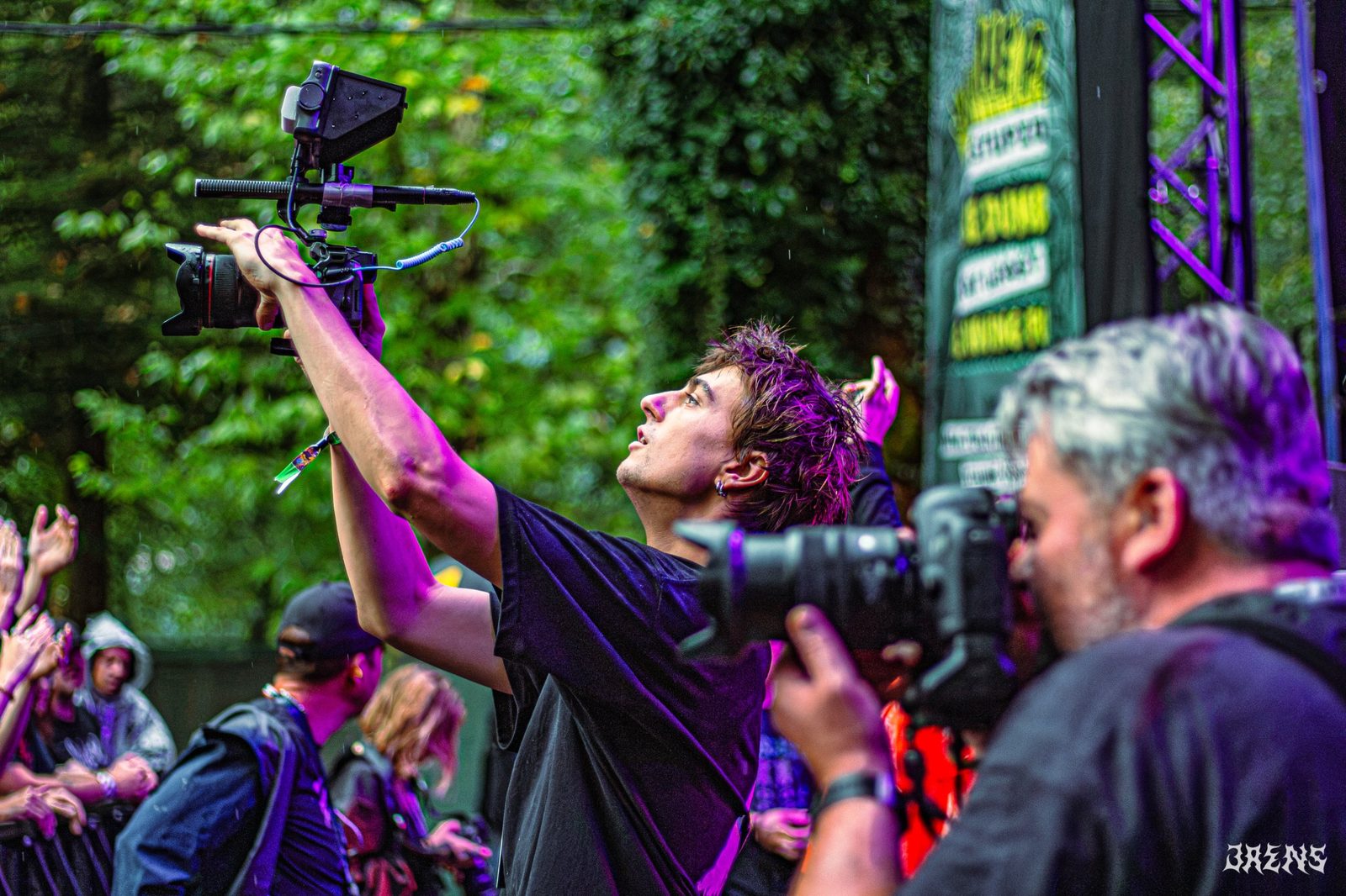 Nils van Onkruid Media filmt met de camera hoog boven het publiek