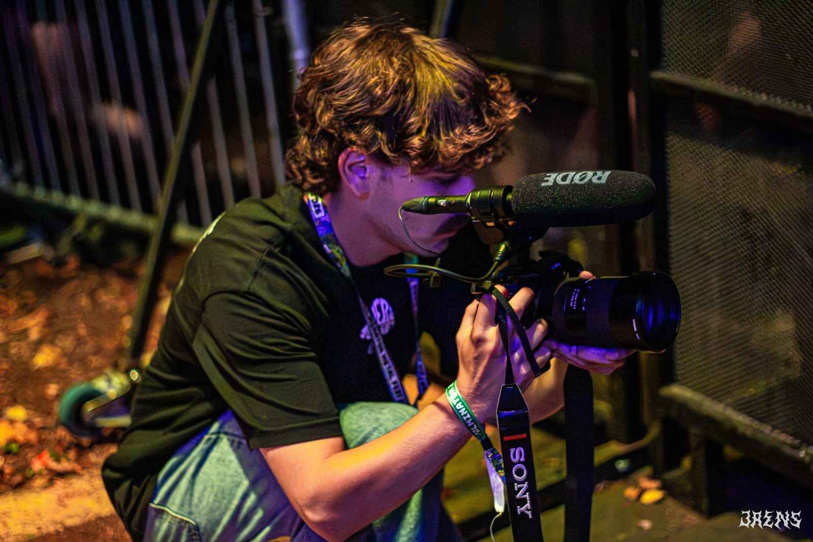 Beau van Onkruid Media filmt geknield aan de rand van het podium